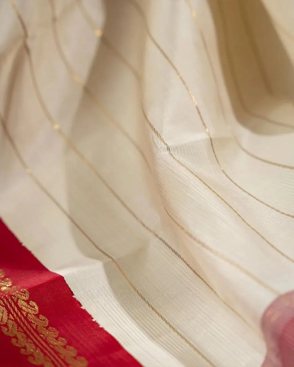 Adorning Off White Soft Silk Saree With Captivating Blouse Piece