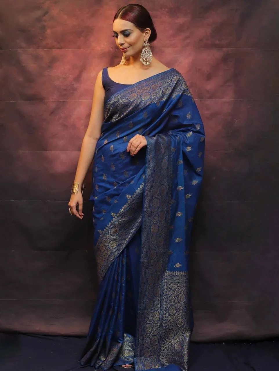 Fugacious Black Soft Silk Saree With Opulent Blouse Piece