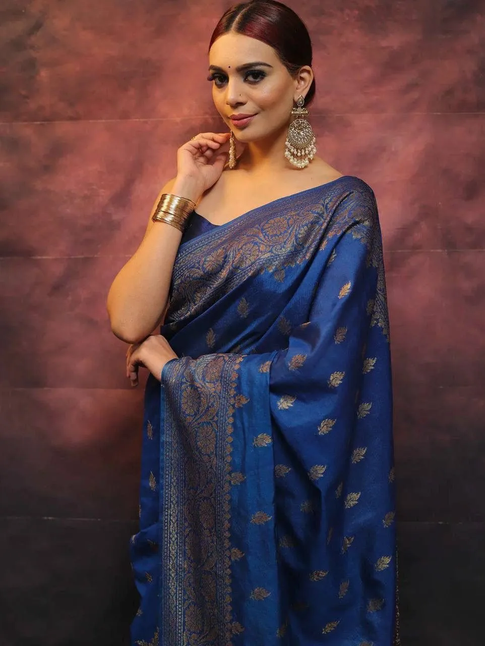 Fugacious Black Soft Silk Saree With Opulent Blouse Piece