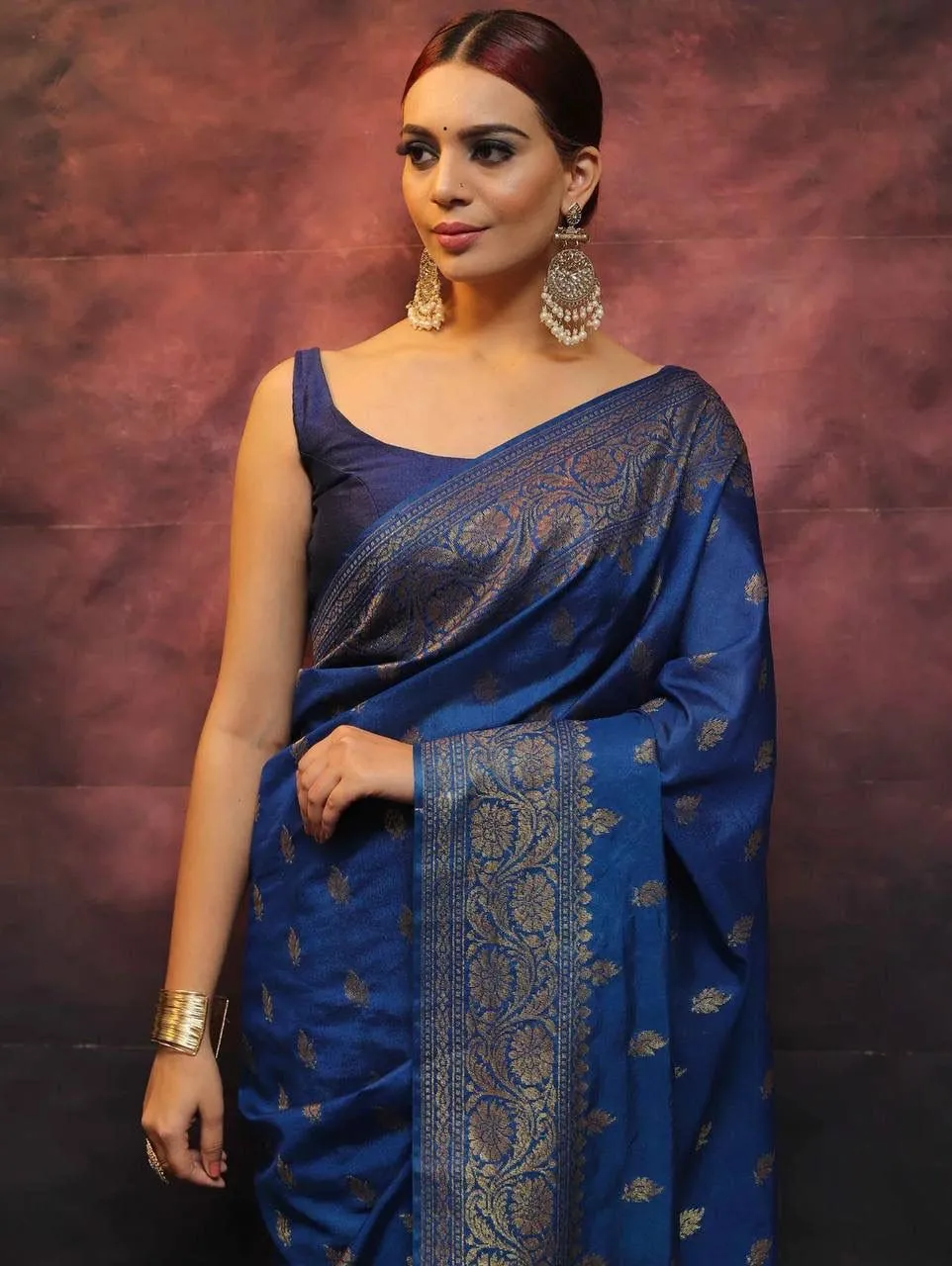 Fugacious Black Soft Silk Saree With Opulent Blouse Piece