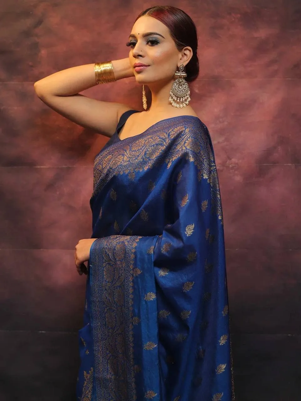 Fugacious Black Soft Silk Saree With Opulent Blouse Piece