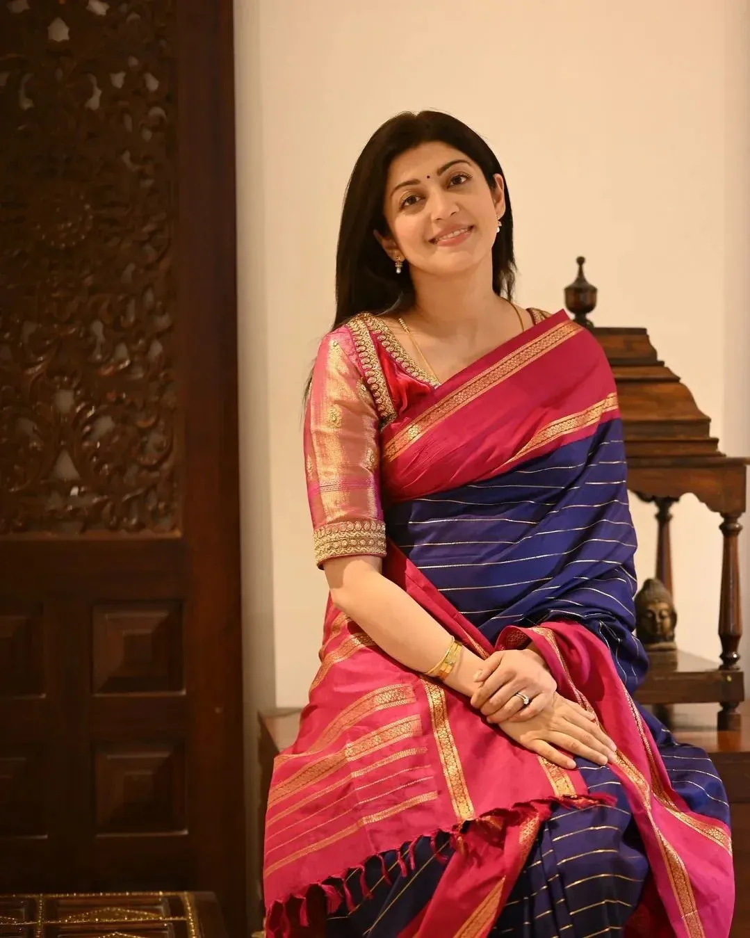 Luxuriant Navy Blue Soft Silk Saree With Amiable Blouse Piece