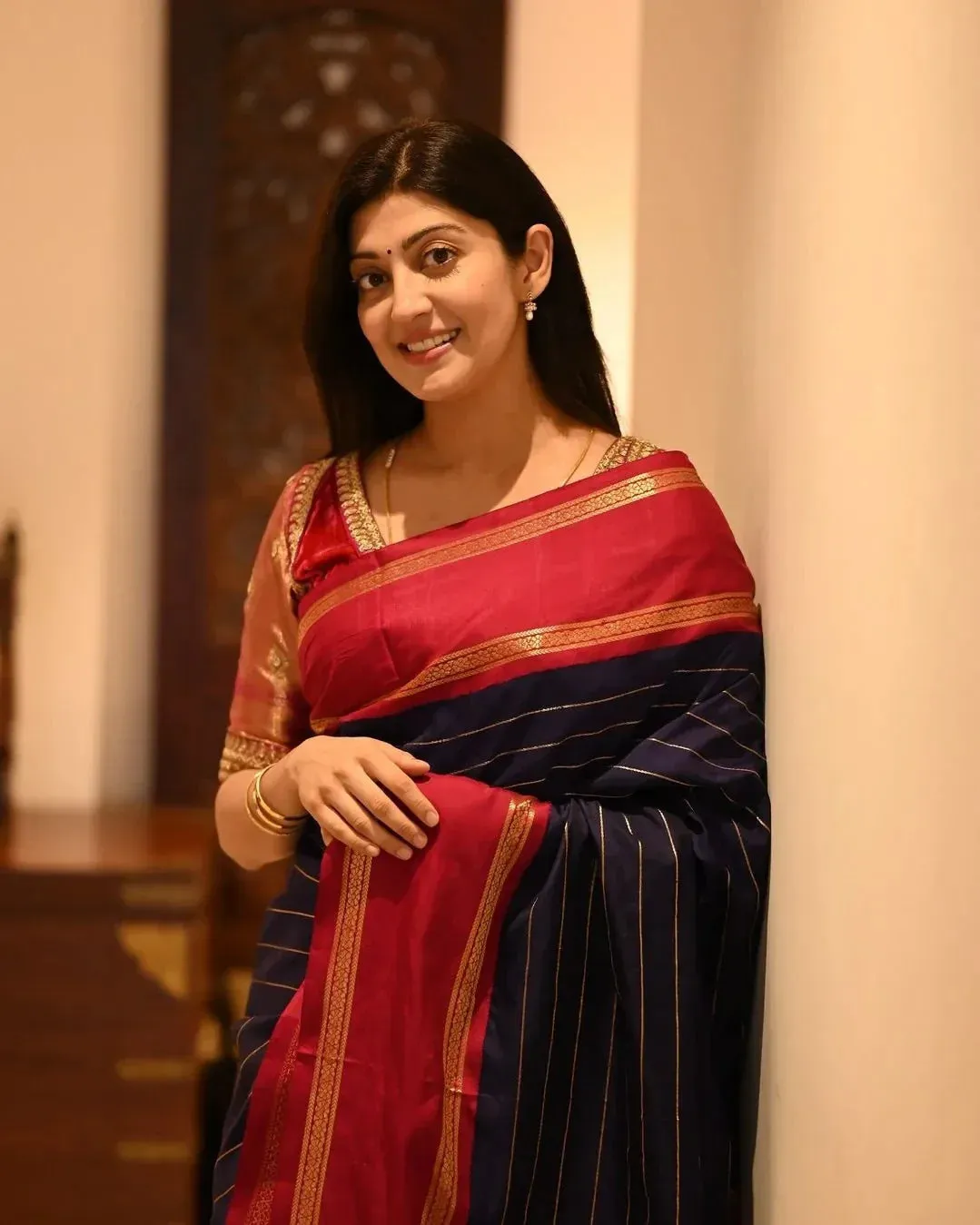 Luxuriant Navy Blue Soft Silk Saree With Amiable Blouse Piece