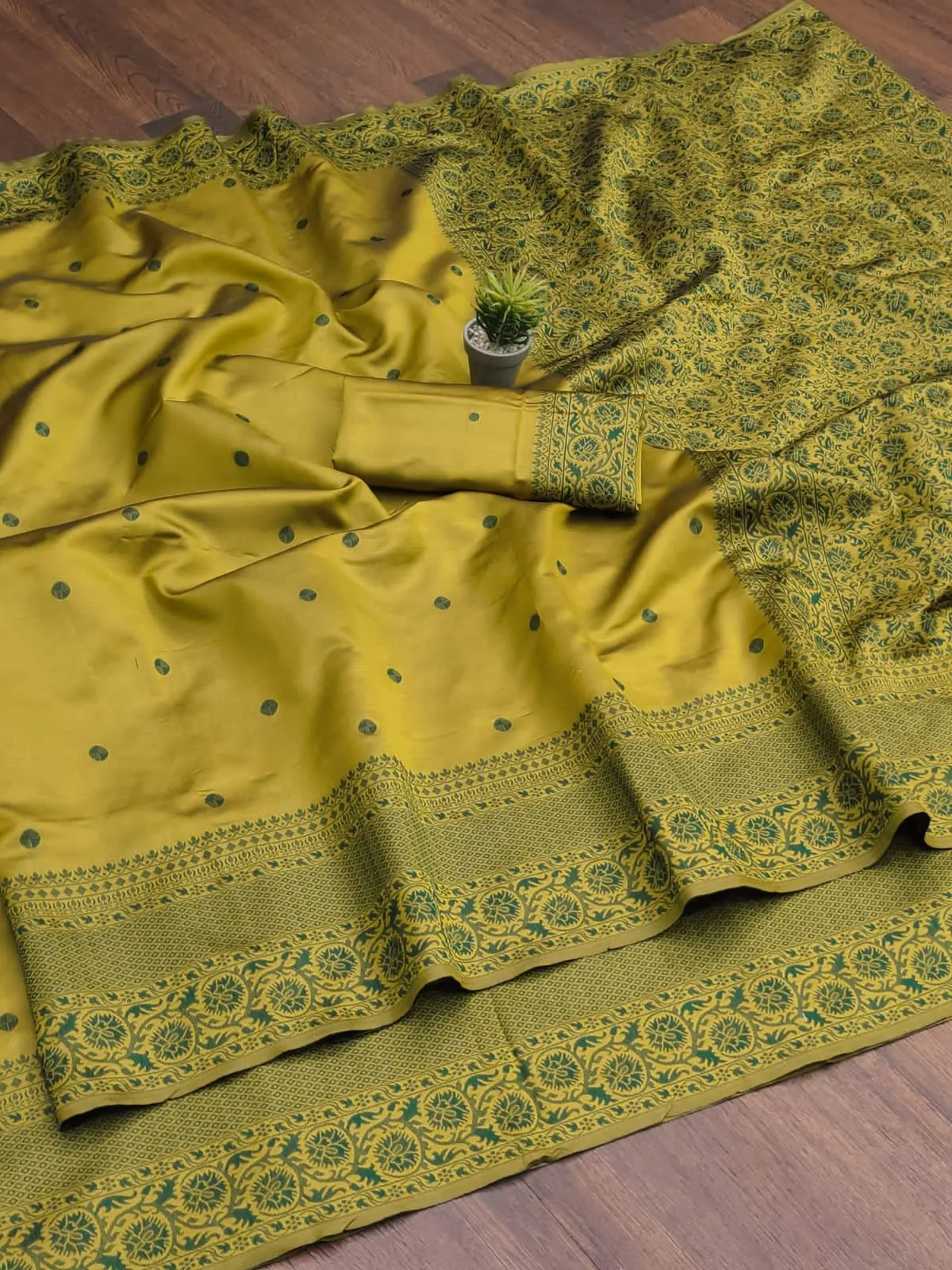 Winsome Mehandi Soft Silk Saree With Moiety Blouse Piece
